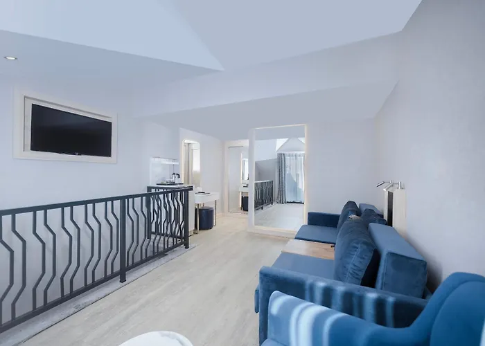 Lago Hotel Complex Side